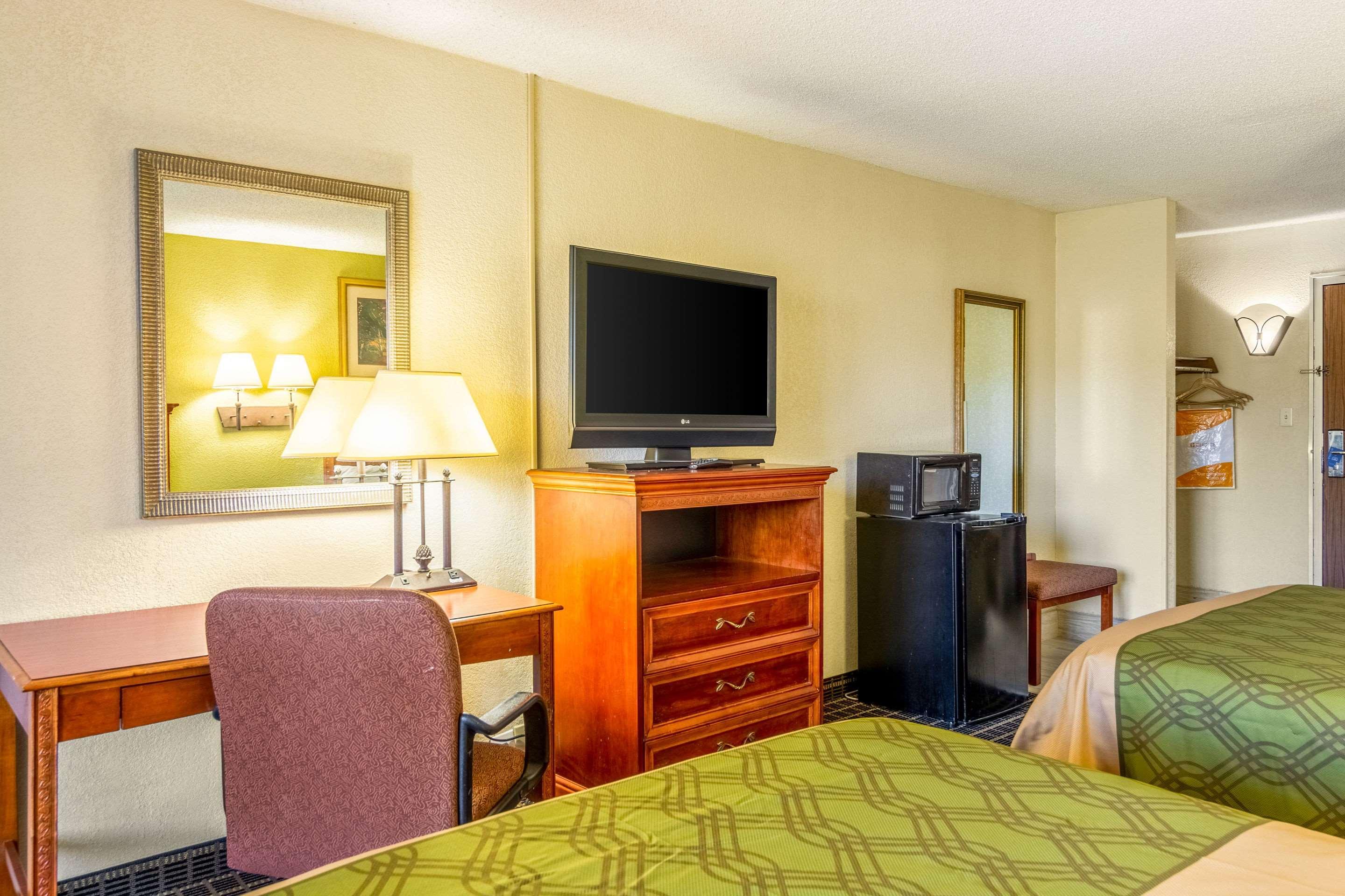 Rodeway Inn Central Richmond Bagian luar foto