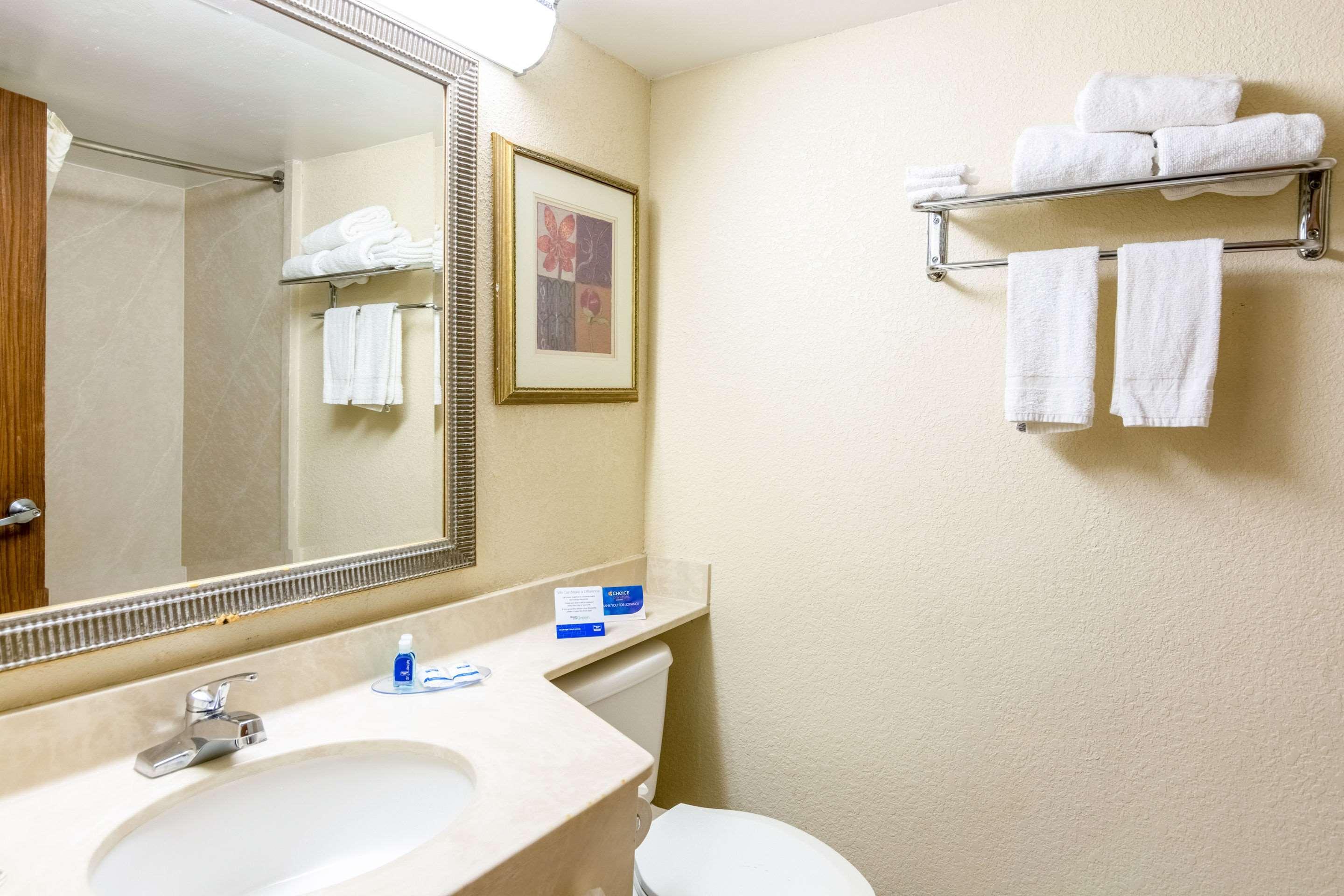 Rodeway Inn Central Richmond Bagian luar foto