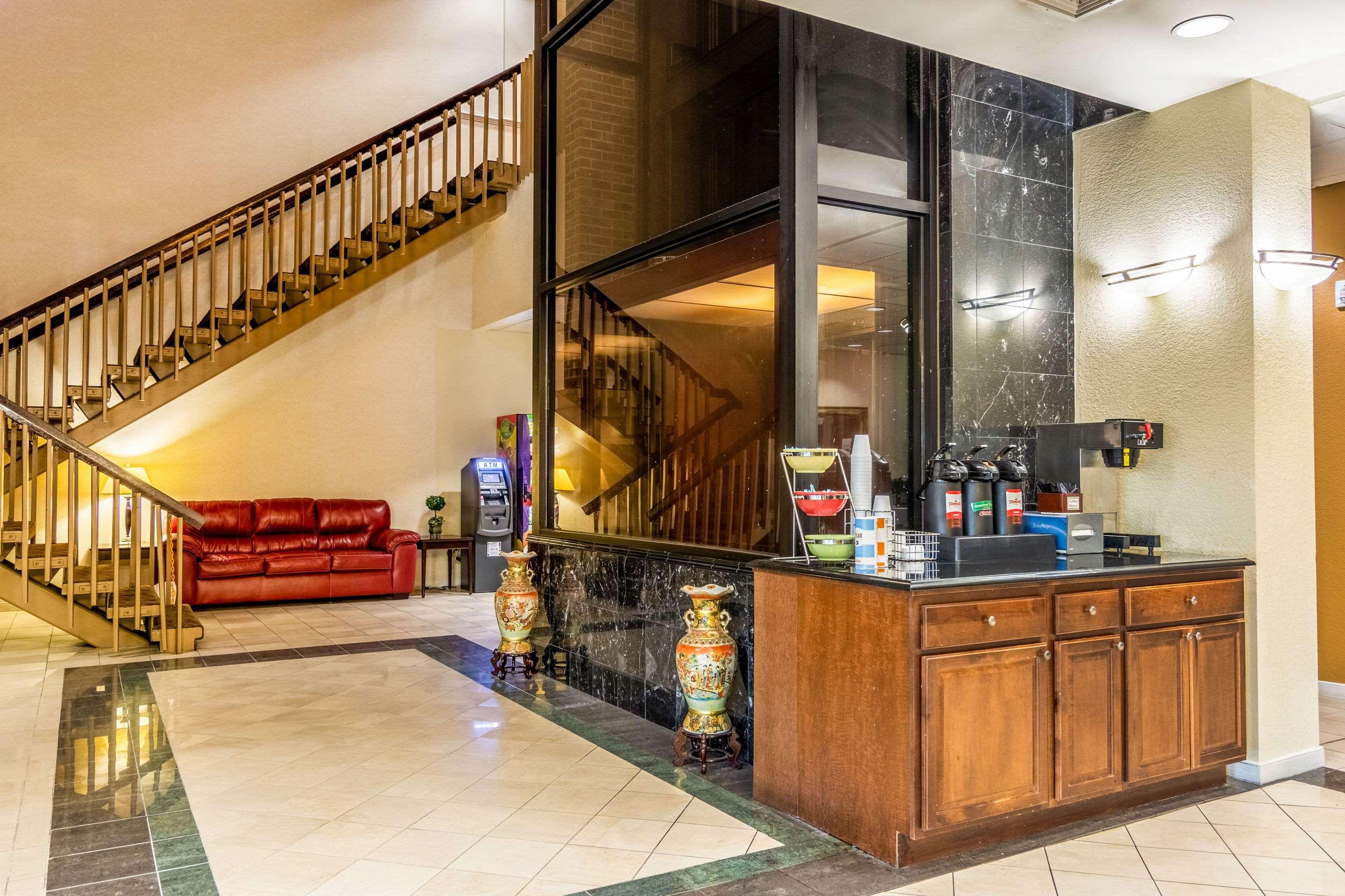 Rodeway Inn Central Richmond Bagian luar foto