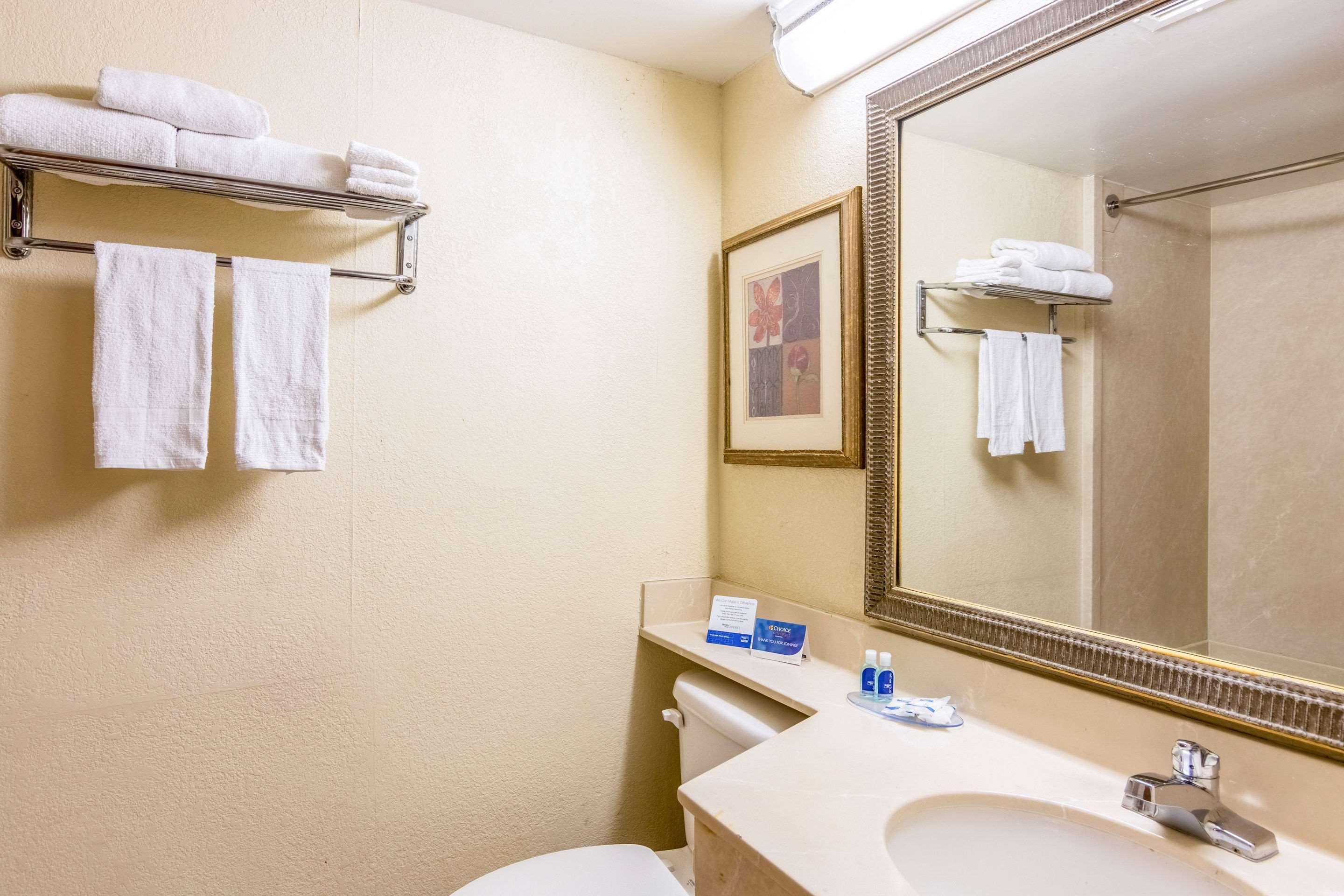 Rodeway Inn Central Richmond Bagian luar foto