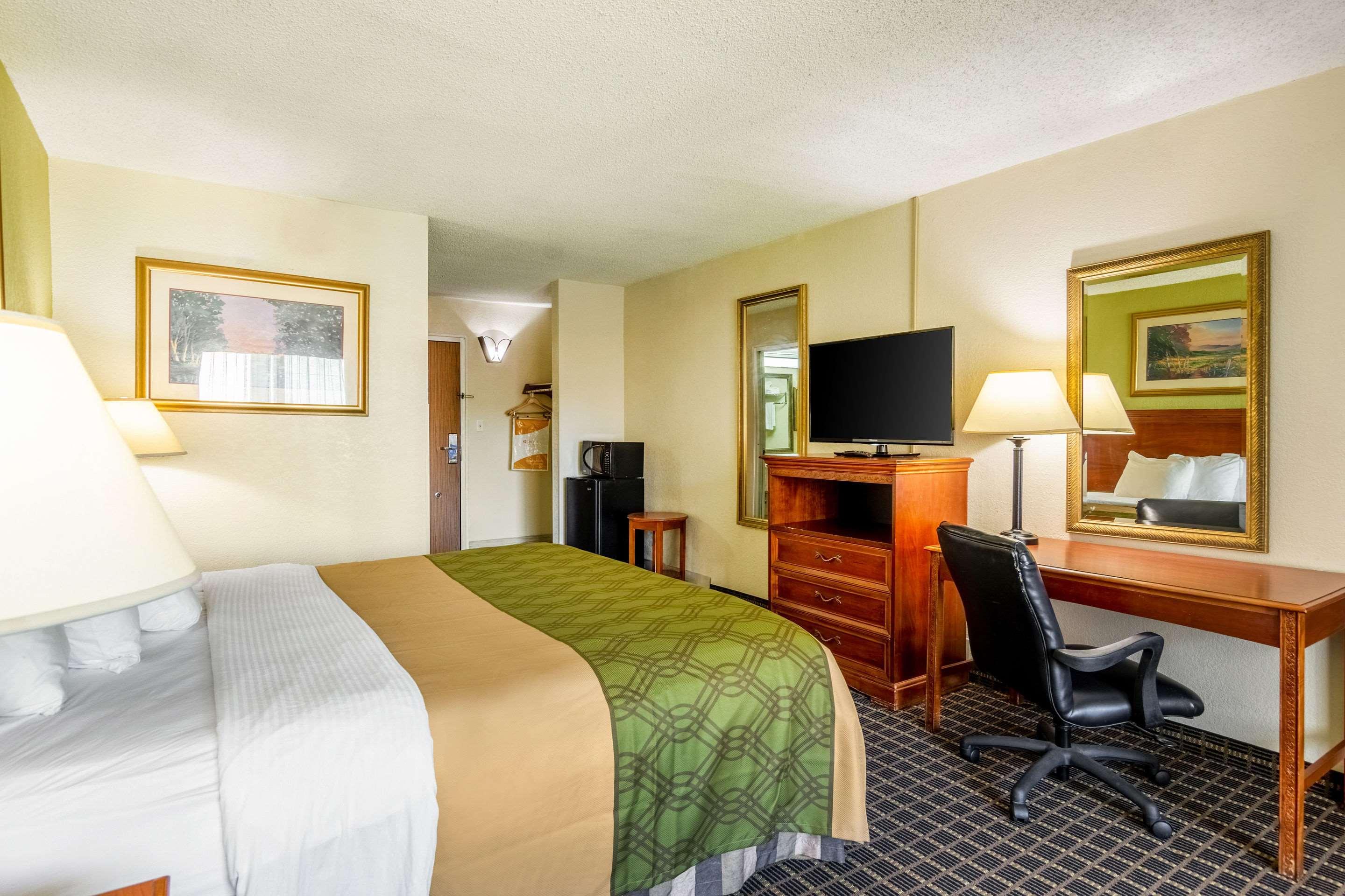 Rodeway Inn Central Richmond Bagian luar foto